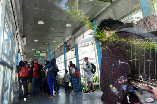 Libur panjang, warga serbu Ragunan dengan Transjakarta