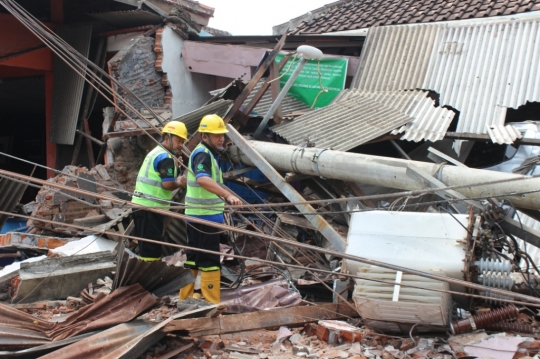 Akibat alat berat lepas dari truk trailer hingga hantam 9 rumah di Batu