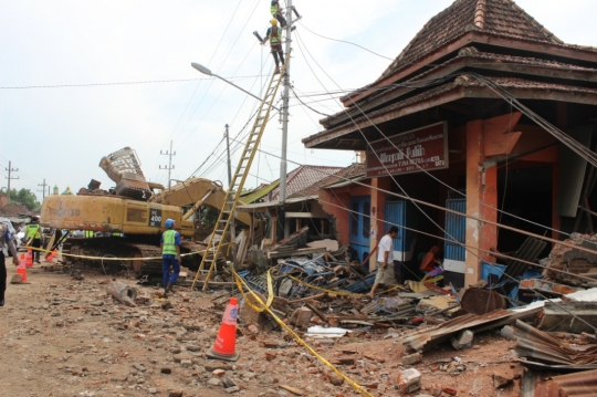 Akibat alat berat lepas dari truk trailer hingga hantam 9 rumah di Batu