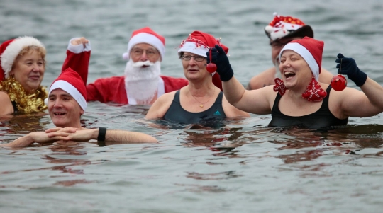 Mandi di danau jadi tradisi warga Jerman rayakan Natal