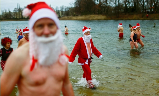 Mandi di danau jadi tradisi warga Jerman rayakan Natal