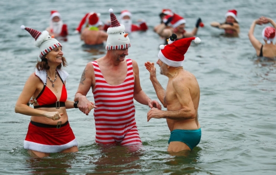 Mandi di danau jadi tradisi warga Jerman rayakan Natal