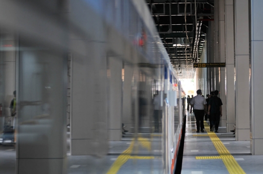 Antusiasme warga jajal kereta bandara di Stasiun Sudirman Baru