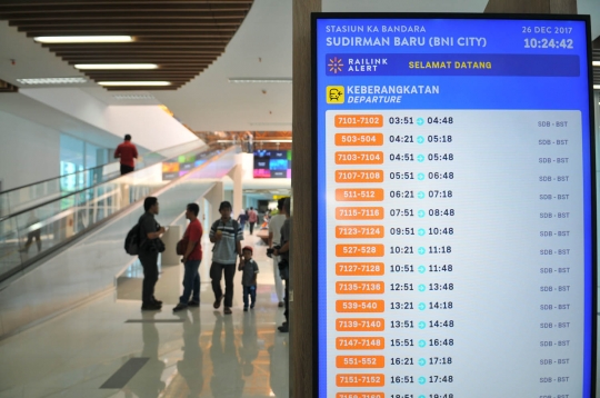 Antusiasme warga jajal kereta bandara di Stasiun Sudirman Baru