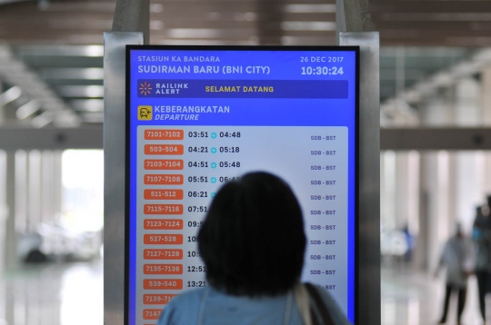 Antusiasme warga jajal kereta bandara di Stasiun Sudirman Baru