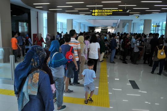 Antusiasme warga jajal kereta bandara di Stasiun Sudirman Baru