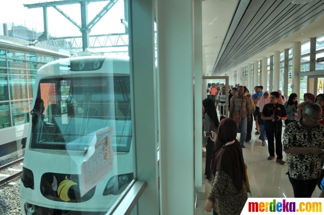 Foto : Antusiasme warga jajal kereta bandara di Stasiun 