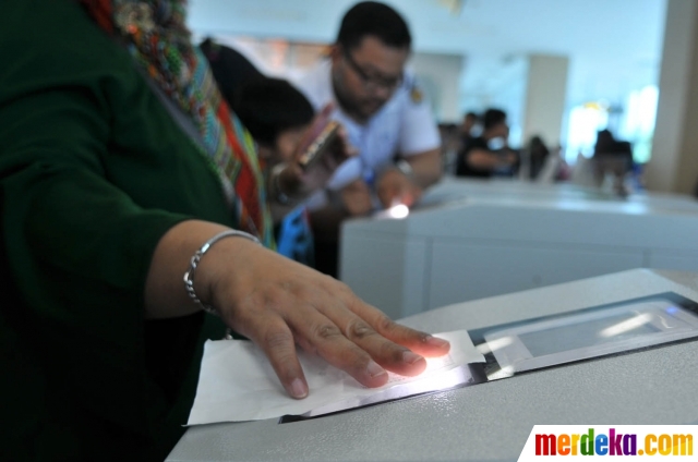 Foto : Antusiasme warga jajal kereta bandara di Stasiun 