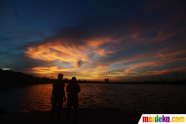  Foto Menikmati keindahan senja di Waduk Cincin merdeka com