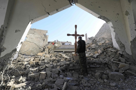 Meratapi perayaan Natal di reruntuhan gereja Suriah