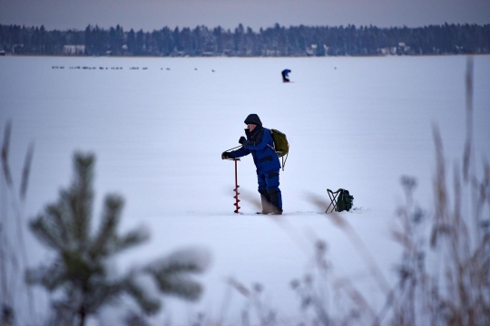 Memancing di tengah Laut Bothnia yang membeku