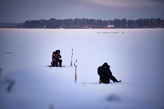 Memancing di tengah Laut Bothnia yang membeku