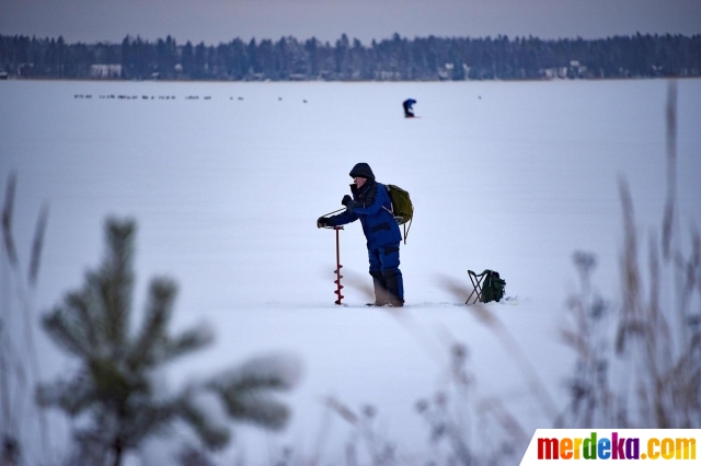 Foto : Memancing di tengah Laut Bothnia yang membeku 