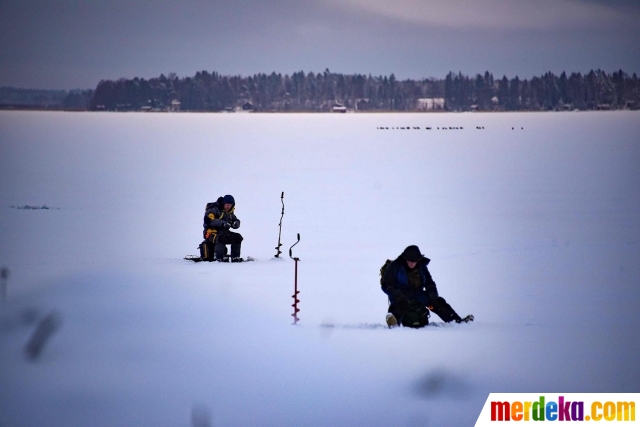 Foto : Memancing di tengah Laut Bothnia yang membeku 