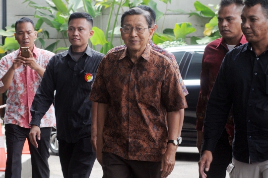 Dikawal ajudan, mantan Wapres Boediono datangi KPK