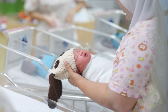 Sambut Tahun Baru, bayi-bayi baru lahir di rumah sakit ini kenakan kostum anjing