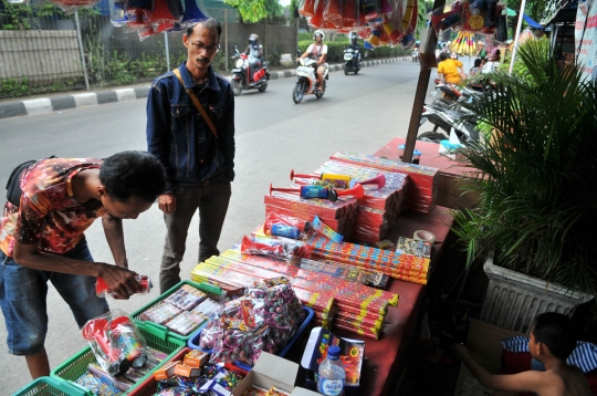 Jelang Tahun Baru, pedagang kembang api musiman mulai menjamur