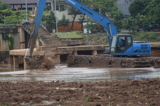 Antisipasi pendangkalan, Setu Babakan diperdalam