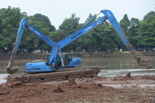 Antisipasi pendangkalan, Setu Babakan diperdalam