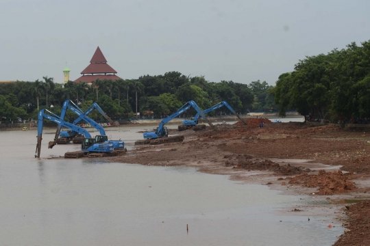 Antisipasi pendangkalan, Setu Babakan diperdalam