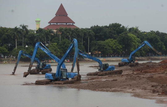 Antisipasi pendangkalan, Setu Babakan diperdalam