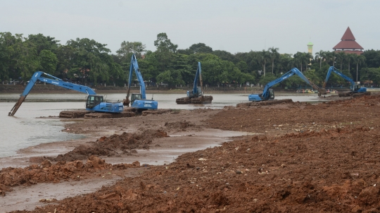 Antisipasi pendangkalan, Setu Babakan diperdalam