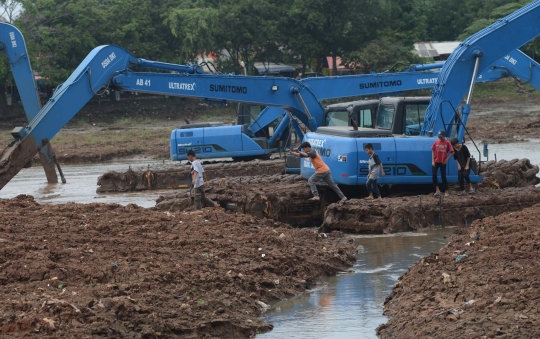 Antisipasi pendangkalan, Setu Babakan diperdalam