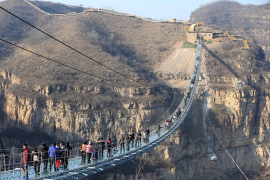 Ekstremnya jembatan kaca berayun di China yang bikin gemetar