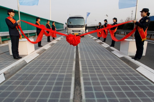 Jalan tol surya resmi dibuka di China