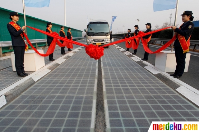 Foto : Jalan tol surya resmi dibuka di China merdeka.com