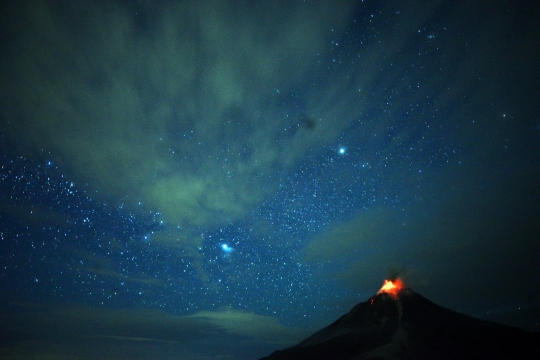 Bila keindahan bintang menghiasi letusan Gunung Sinabung