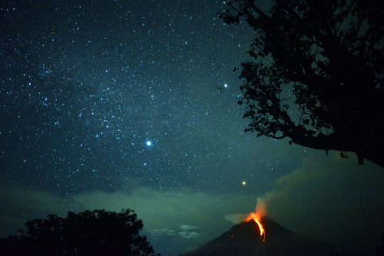 Bila keindahan bintang menghiasi letusan Gunung Sinabung