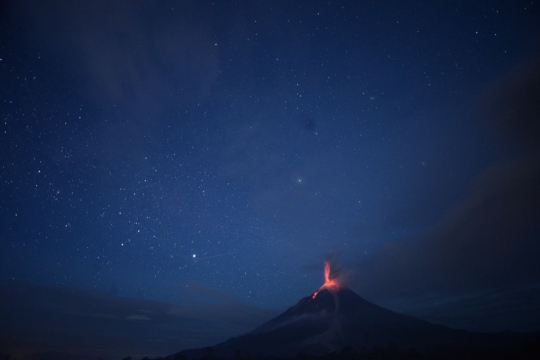 Bila keindahan bintang menghiasi letusan Gunung Sinabung