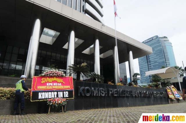 Foto HUT  ke 14 karangan  bunga  hiasi Gedung KPK merdeka com