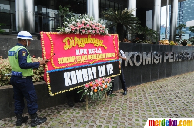 Foto HUT  ke 14 karangan  bunga  hiasi Gedung KPK merdeka com