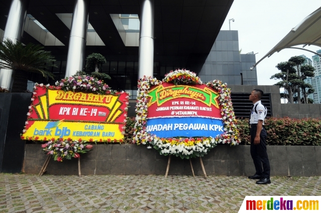 Foto HUT  ke 14 karangan  bunga  hiasi Gedung KPK merdeka com