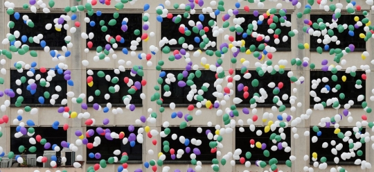 Sambut Tahun Baru, puluhan ribu balon dilepas ke angkasa