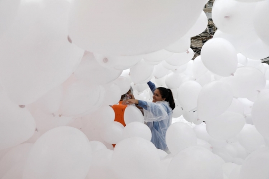 Sambut Tahun Baru, puluhan ribu balon dilepas ke angkasa