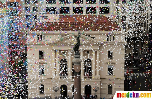 Foto : Sambut Tahun Baru, puluhan ribu balon dilepas ke 