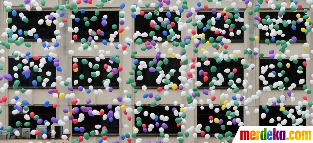 Foto : Sambut Tahun Baru, puluhan ribu balon dilepas ke 