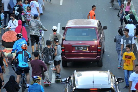 CFD ditiadakan, ribuan warga tetap serbu kawasan Bundaran HI