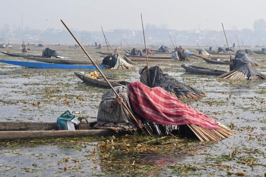 Cara unik nelayan India saat berburu ikan