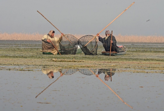 Cara unik nelayan India saat berburu ikan