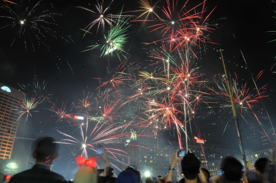 Kemeriahan pesta kembang api sambut Tahun Baru 2018 di Bundaran HI