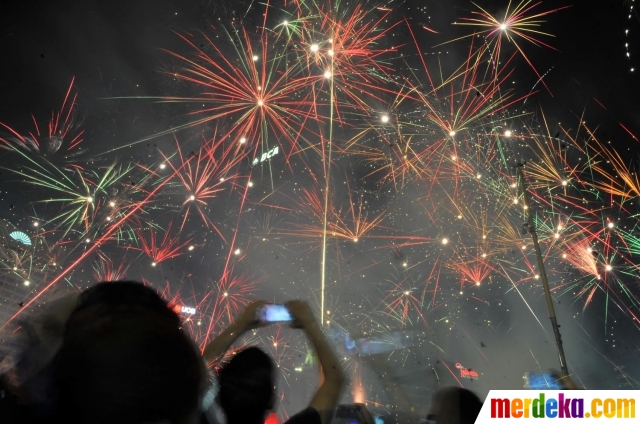 Foto Kemeriahan Pesta Kembang Api Sambut Tahun Baru 2018 Di Bundaran Hi Merdeka Com