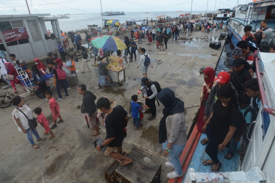 Aktivitas Pelabuhan Muara Angke usai perayaan Tahun Baru di Kepulauan Seribu