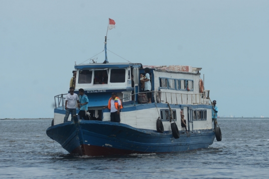 Aktivitas Pelabuhan Muara Angke usai perayaan Tahun Baru di Kepulauan Seribu