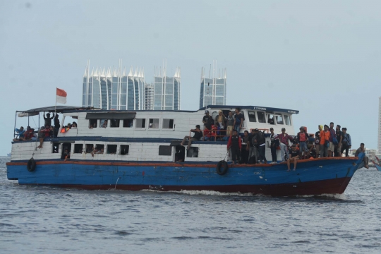 Aktivitas Pelabuhan Muara Angke usai perayaan Tahun Baru di Kepulauan Seribu