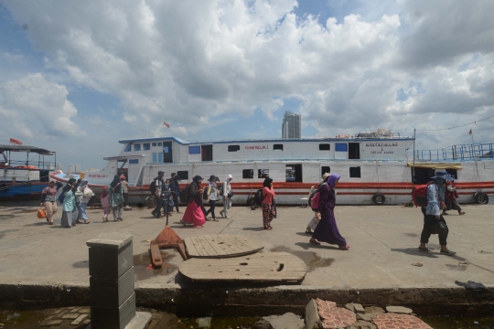 Aktivitas Pelabuhan Muara Angke usai perayaan Tahun Baru di Kepulauan Seribu