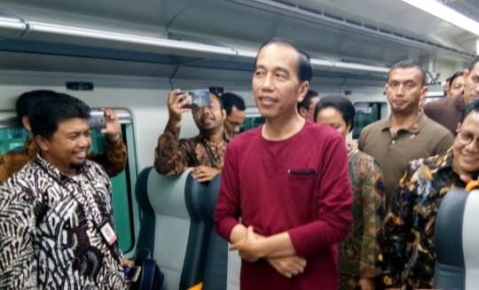 Gaya santai Jokowi berkaus oblong saat resmikan kereta Bandara Soekarno-Hatta